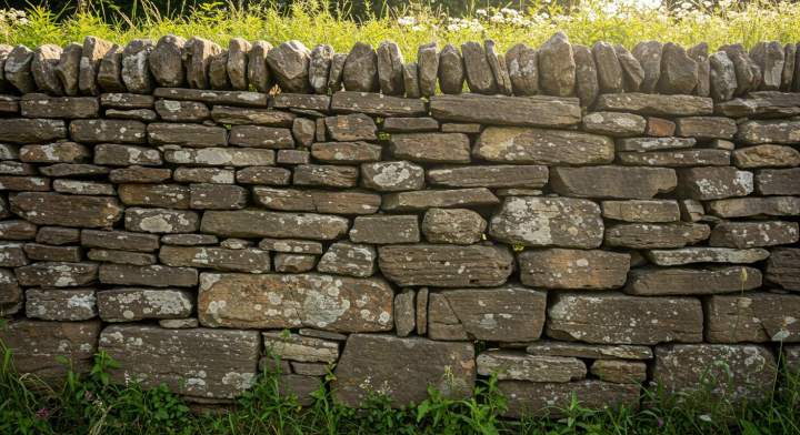 5. un mur de clôture en moellon