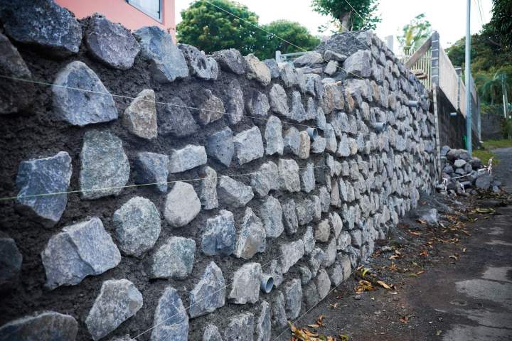Pose de mur en moellon