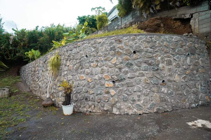 Nous construisons des murs en moellon.